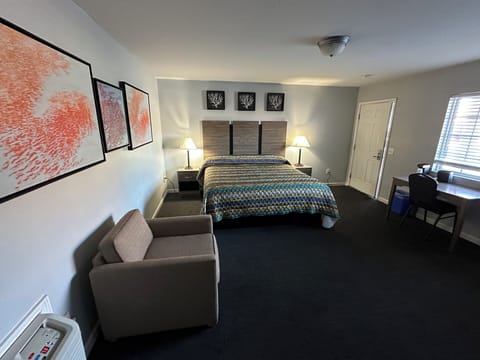 Room, 1 King Bed (Pet Friendly) | Free WiFi, bed sheets