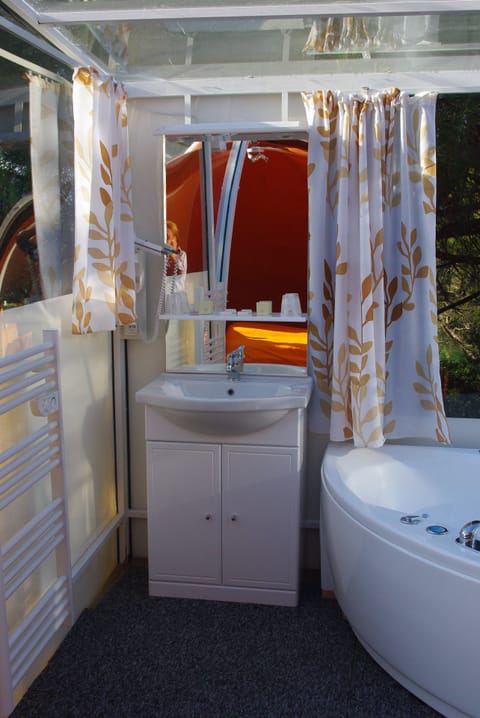 Comfort Double Room, Ensuite (La Bulle Insolite) | Bathroom | Hair dryer, towels, soap, shampoo