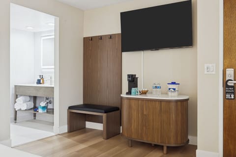 Standard Room, 1 King Bed | Premium bedding, memory foam beds, individually furnished