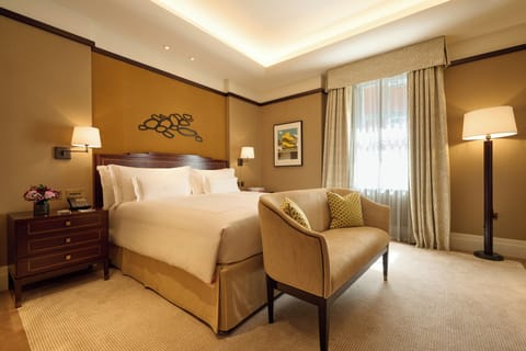 Suite (Mayfair) | Hypo-allergenic bedding, free minibar items, in-room safe, desk