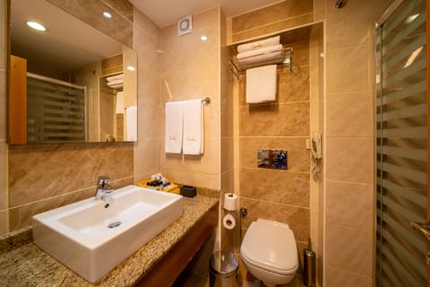 Honeymoon Room, Jetted Tub | Bathroom | Shower, free toiletries, hair dryer, towels