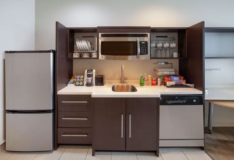 Full-size fridge, microwave, dishwasher, cookware/dishes/utensils