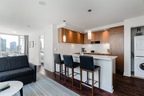 Suite, Multiple Beds | Private kitchen | Fridge, microwave, oven, stovetop