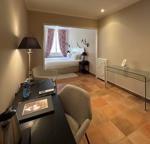 Junior Suite, 1 Double Bed, Bathtub | Minibar, in-room safe, desk, iron/ironing board