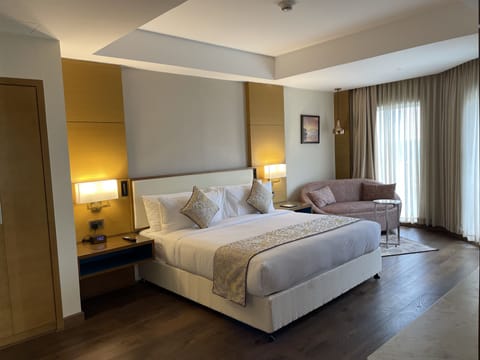 Grand Double Room | In-room safe, individually furnished, desk, laptop workspace