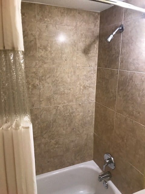 Combined shower/tub, hair dryer, towels