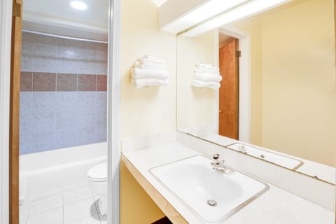 Room, 1 Queen Bed | Bathroom | Combined shower/tub, free toiletries, towels