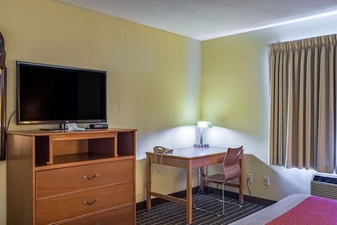 Deluxe Room, 1 King Bed, Non Smoking, Refrigerator & Microwave | Desk, blackout drapes, cribs/infant beds, rollaway beds