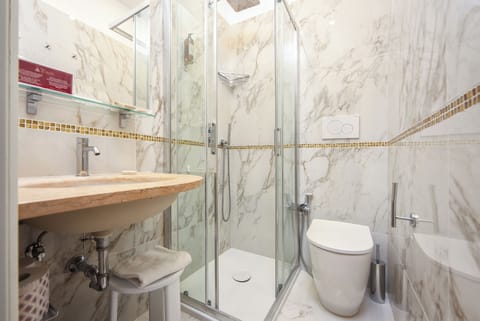 Double or Twin Room | Bathroom | Hair dryer, towels