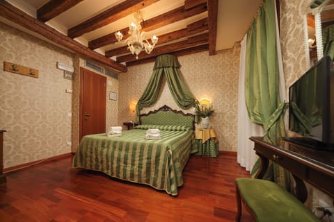 Double or Twin Room | Minibar, in-room safe, desk, free WiFi