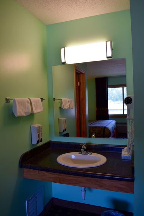 Deluxe Room, 1 King Bed | Bathroom sink