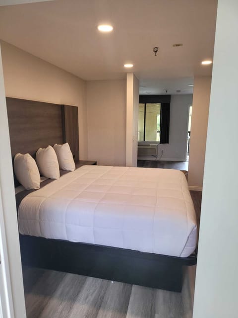 Superior Studio Suite | Premium bedding, desk, free WiFi, bed sheets