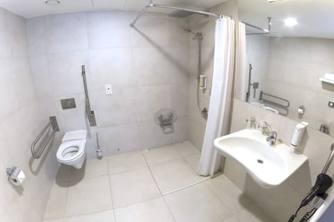 Triple Room | Bathroom | Shower, rainfall showerhead, designer toiletries, hair dryer