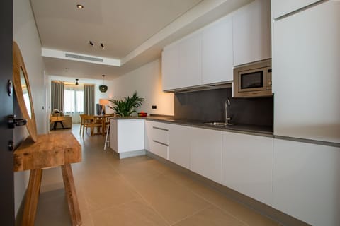 Signature Apartment | Private kitchen | Fridge, microwave, stovetop, dishwasher