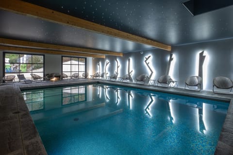 Indoor pool, sun loungers