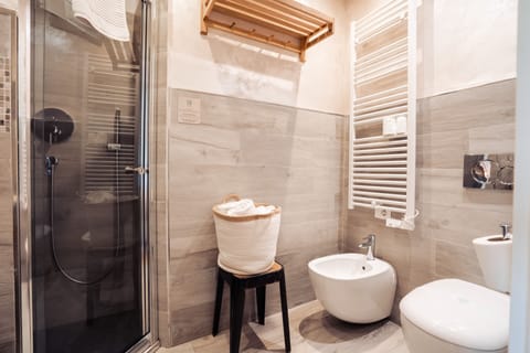 Romantic Studio Suite, Sauna | Bathroom | Shower, rainfall showerhead, free toiletries, hair dryer