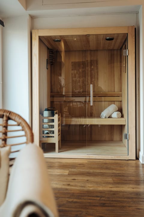 Romantic Studio Suite, Sauna | Down comforters, free minibar items, in-room safe