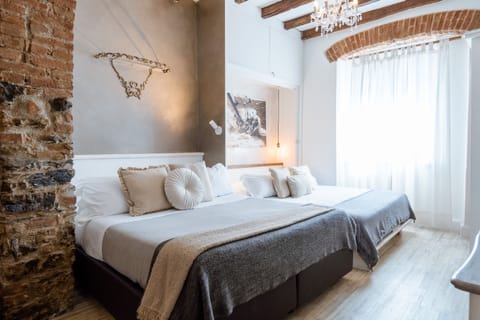 Camera Extra Large | Down comforters, free minibar items, in-room safe