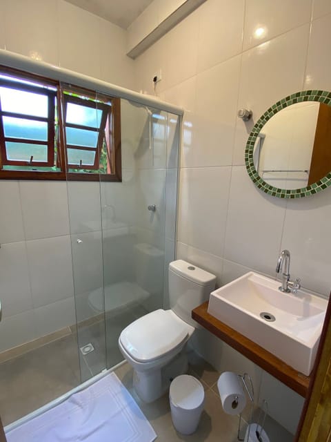 Comfort Quadruple Room | Bathroom | Shower, rainfall showerhead, free toiletries, towels