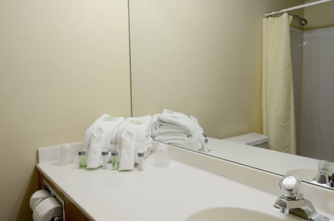 Standard Room, 1 King Bed, Non Smoking, Partial Ocean View | Bathroom sink