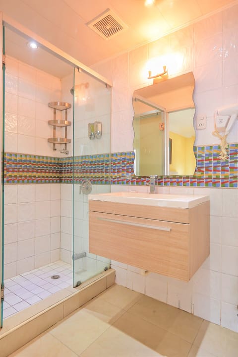 Standard Room | Bathroom | Shower, free toiletries, hair dryer, towels