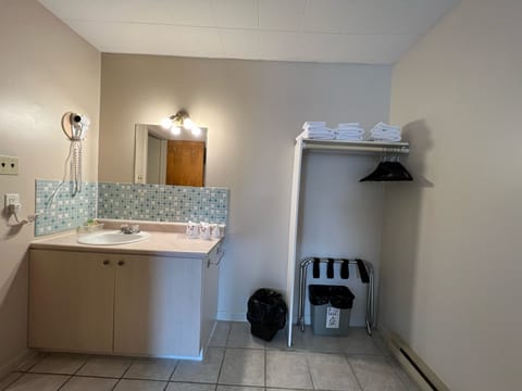 Economy Triple Room | Bathroom | Combined shower/tub, free toiletries, hair dryer, towels