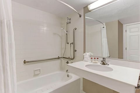 Combined shower/tub, free toiletries, hair dryer, towels