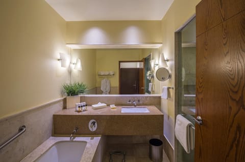 Separate tub and shower, deep soaking tub, rainfall showerhead