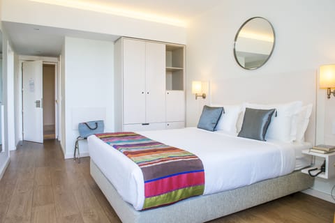 Junior Suite | In-room safe, desk, blackout drapes, free WiFi