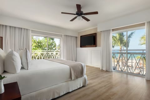 Sun Club 2 bedroom Family Suite Ocean Front | Free minibar items, in-room safe, desk, blackout drapes