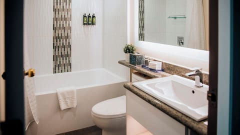 Executive Parker Suite | Bathroom | Designer toiletries, hair dryer, towels