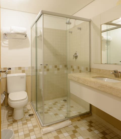 Deluxe Twin Room | Bathroom | Shower, rainfall showerhead, free toiletries, hair dryer