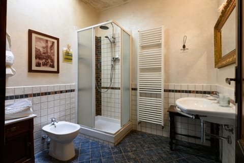 Triple Room | Bathroom | Shower, free toiletries, hair dryer, bidet