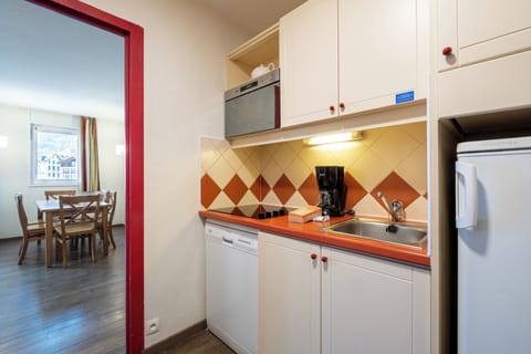 Apartment 6 people - 1 bedroom + 1 sleeping alcove - Rivière | Private kitchen | Fridge, microwave, stovetop, dishwasher