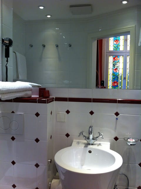 Deluxe Single Room | Bathroom | Shower, free toiletries, hair dryer, towels