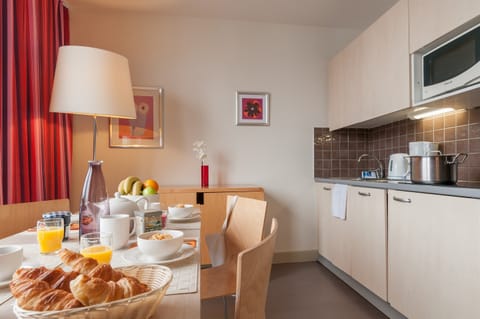 Appartement 4 personnes - 1 chambre - Balcon - Exposition Sud | Private kitchen | Fridge, microwave, dishwasher, highchair