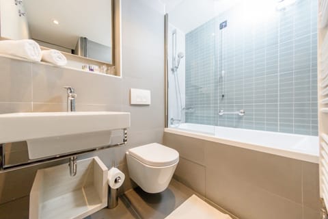 Superior Double or Twin Room | Bathroom | Bathtub, free toiletries, hair dryer, towels