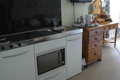 Double Room (Croyde) | Private kitchenette | Electric kettle