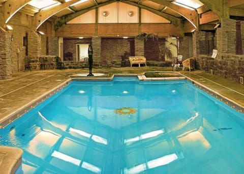 Indoor pool, sun loungers