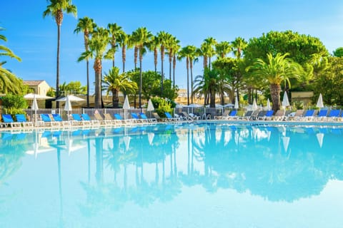 Seasonal outdoor pool, pool umbrellas, sun loungers