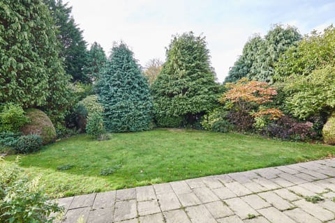 House | 3 bedrooms, desk