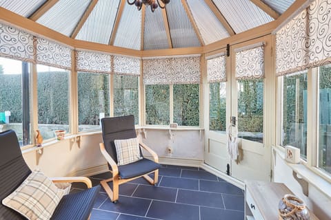 House | 2 bedrooms, desk