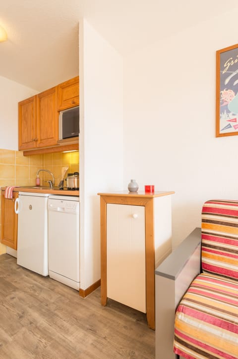 Standard Studio, Mountain View | Private kitchen | Fridge, microwave, stovetop, dishwasher