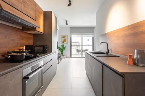 Design Apartment | Private kitchen | Full-size fridge, microwave, oven, stovetop