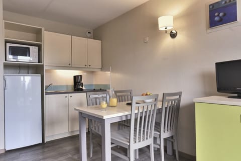 Standard - Apartment 6 people - 1 bedroom + 1 sleeping alcove | Private kitchen | Fridge, microwave, stovetop, dishwasher