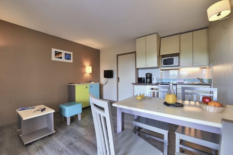 Standard - Studio 4 people | Private kitchenette | Fridge, microwave, stovetop, dishwasher