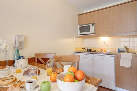 Studio 4 people - 1 sleeping alcove | Private kitchen | Fridge, microwave, stovetop, dishwasher