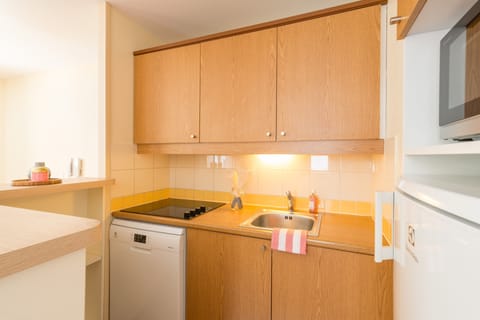 Apartment 8 persons - 3 rooms | Private kitchenette | Fridge, microwave, stovetop, dishwasher