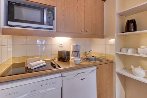 Apartment 5 people - 1 bedroom | Private kitchen | Fridge, microwave, stovetop, dishwasher