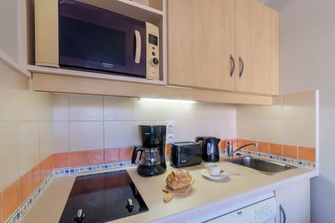 Studio 2 personnes - Climatisation | Private kitchenette | Fridge, microwave, stovetop, dishwasher